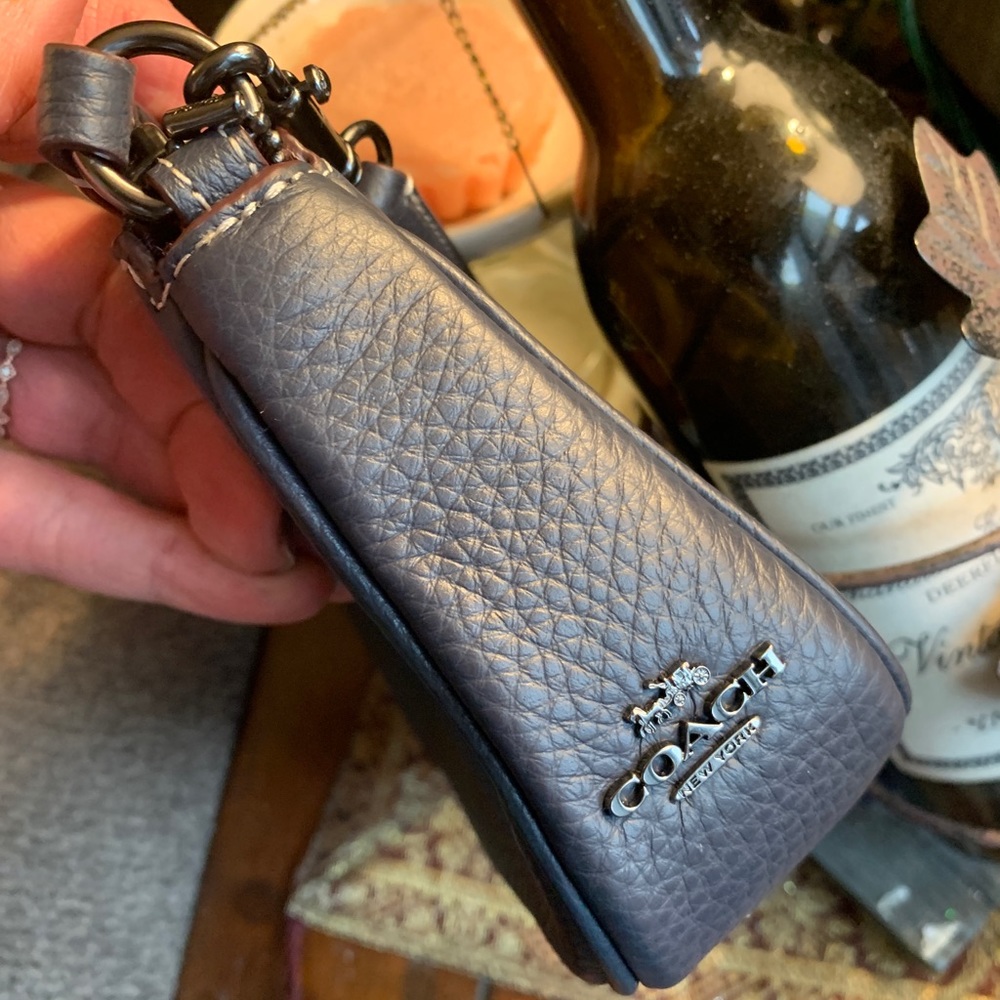 Authentic COACH Pebbled leather Peanut snoopy collection zip shoulder/wristlet - Picture 6 of 15